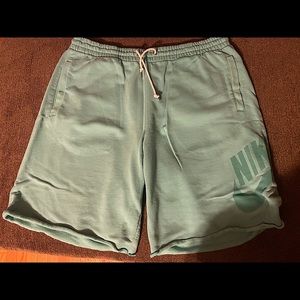 Size: XXL Nike fleece shorts in mint green.